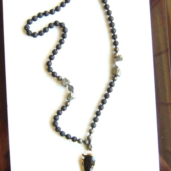 Black beaded hand knotted boho arrowhead necklace - Picture 5 of 5